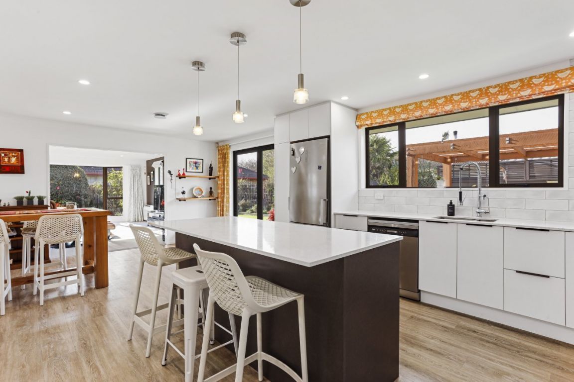 Renovated, Refined & Ready to Enjoy - Więcej