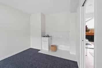 1/8 Bagnall Avenue, Point England