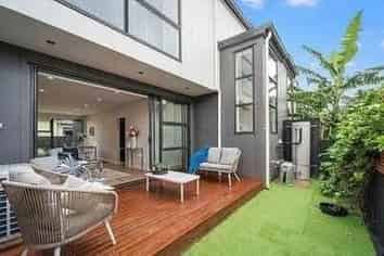 1/8 Bagnall Avenue, Point England