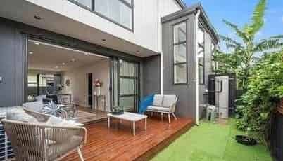 1/8 Bagnall Avenue, Point England