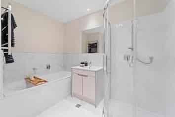 1/8 Bagnall Avenue, Point England