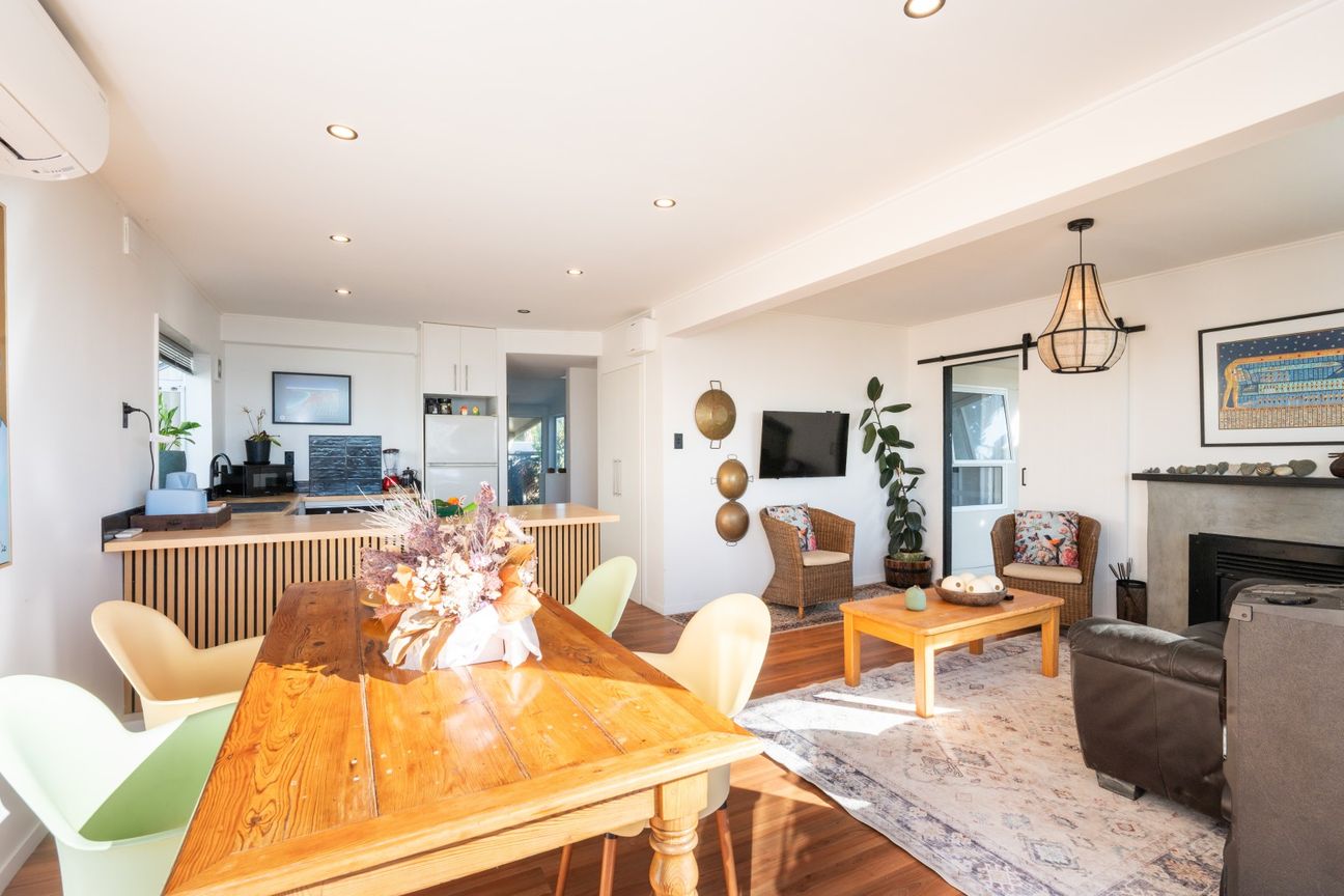 Effortless Beachfront Living with Space to Spare - Ansicht 2