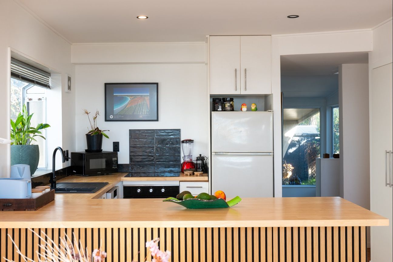 Effortless Beachfront Living with Space to Spare - Mehr