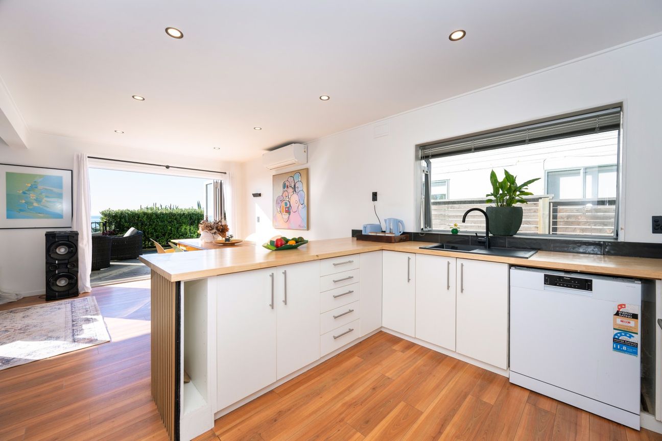 Effortless Beachfront Living with Space to Spare - Ansicht 3