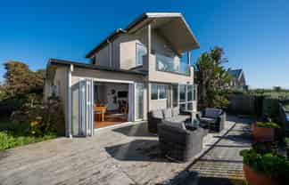 225 Clifton Road, Te Awanga