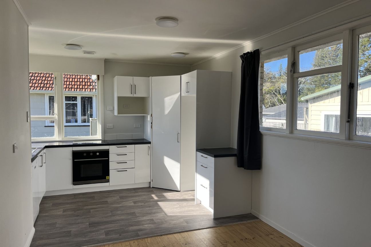Tidy Three-Bedroom Home in Prime Hospital Location - Widok 4