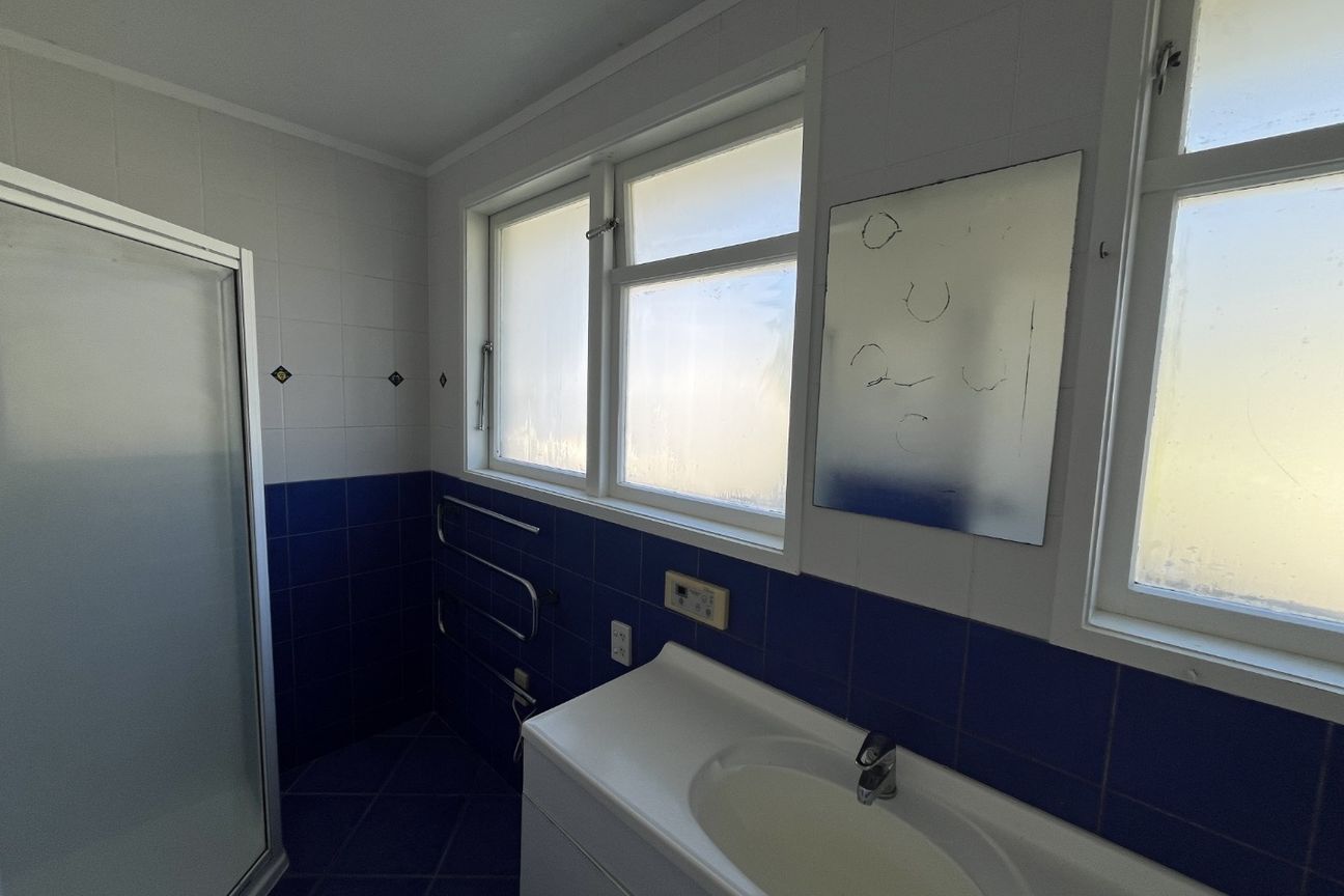 Tidy Three-Bedroom Home in Prime Hospital Location - Więcej
