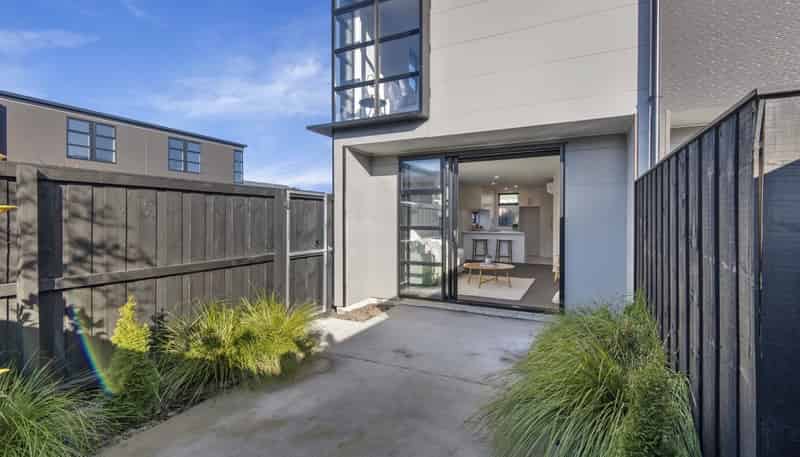2/68 Barbour Street, Waltham