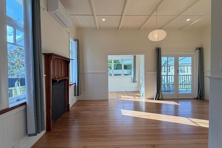 Beautifully Renovated Character Home in Waterview - Widok 4