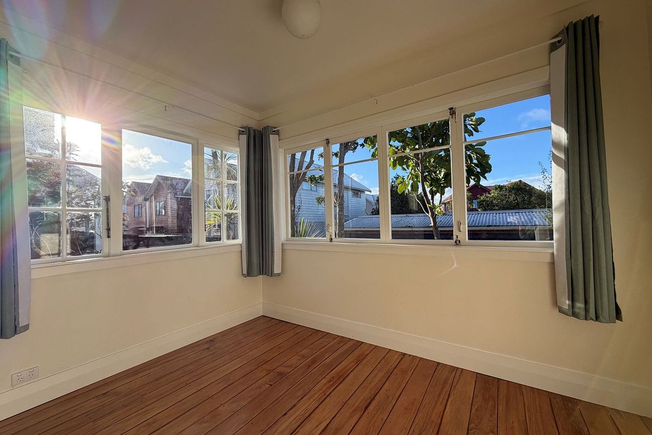 Beautifully Renovated Character Home in Waterview - Widok 6
