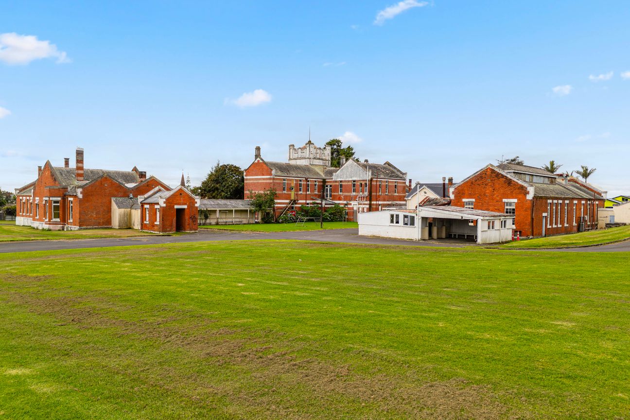 A Landmark of South Auckland History - Flere