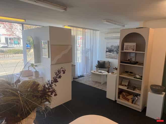 Showroom/Office and Warehouse with good profile