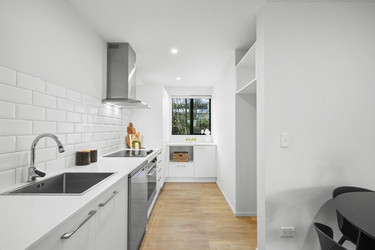 Near New, Without the Price Tag! - Widok 6