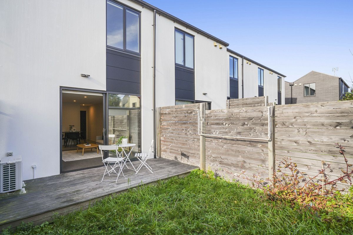 Near New, Without the Price Tag! - Widok 2