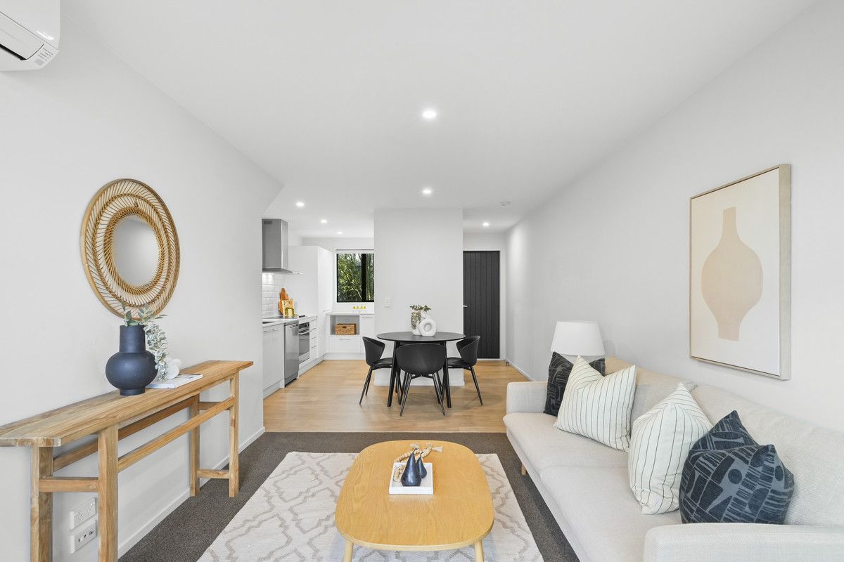 Near New, Without the Price Tag! - Widok 4