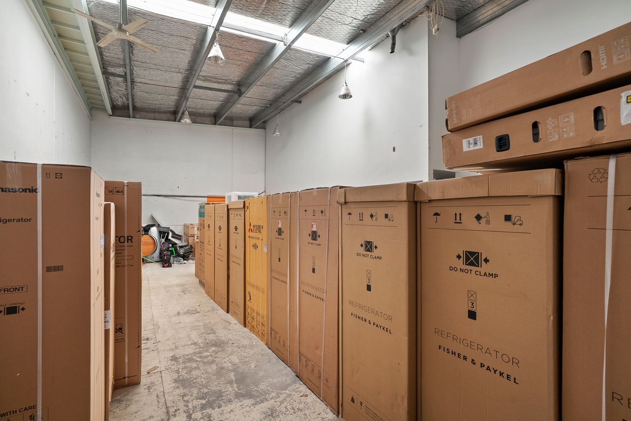 Road-Front Industrial with Accommodation - Mehr