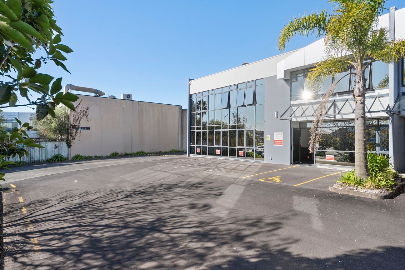 Road-Front Industrial with Accommodation - Ansicht 3