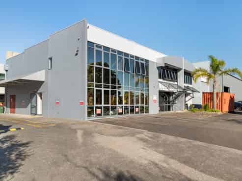 Road-Front Industrial with Accommodation