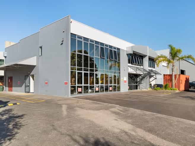 Road-Front Industrial with Accommodation