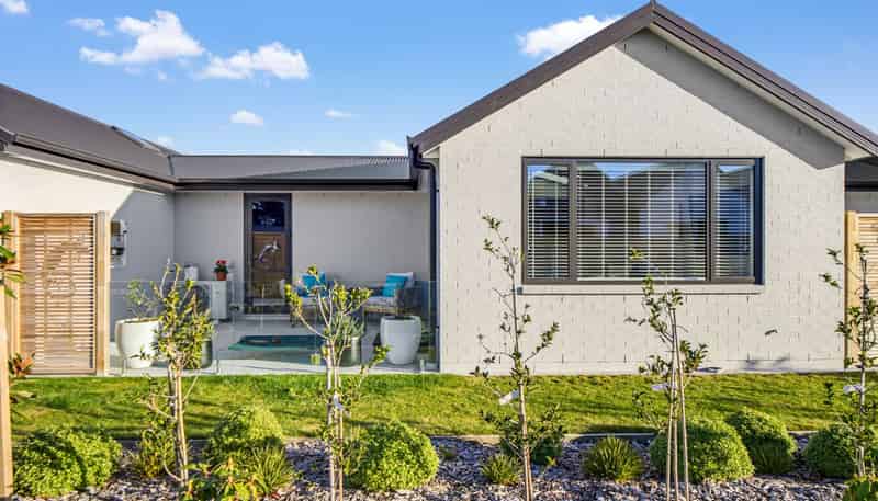 406/30 Bob Robertson Drive, Woodend