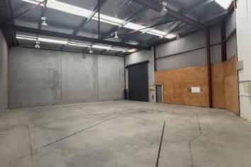516 sqm Road Front Office/Warehouse on Piermark!