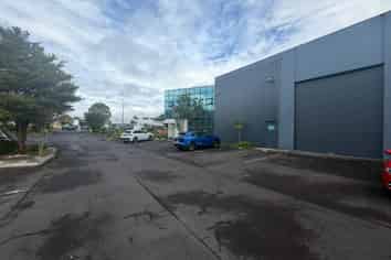 516 sqm Road Front Office/Warehouse on Piermark!