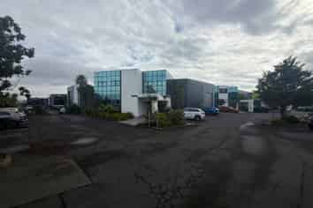 516 sqm Road Front Office/Warehouse on Piermark!