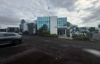 516 sqm Road Front Office/Warehouse on Piermark!