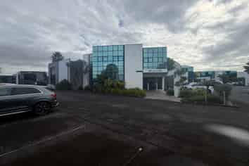 516 sqm Road Front Office/Warehouse on Piermark!