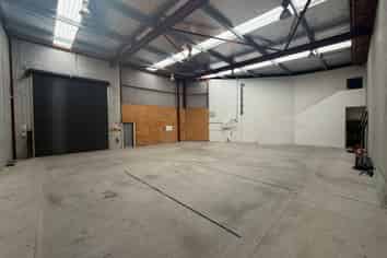 516 sqm Road Front Office/Warehouse on Piermark!