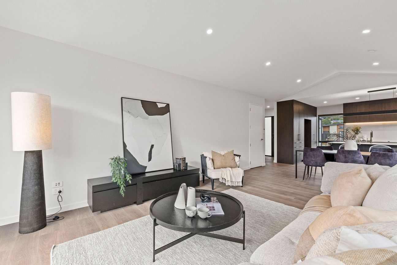 Triple Car Garage! Exceptional Living! - Mehr
