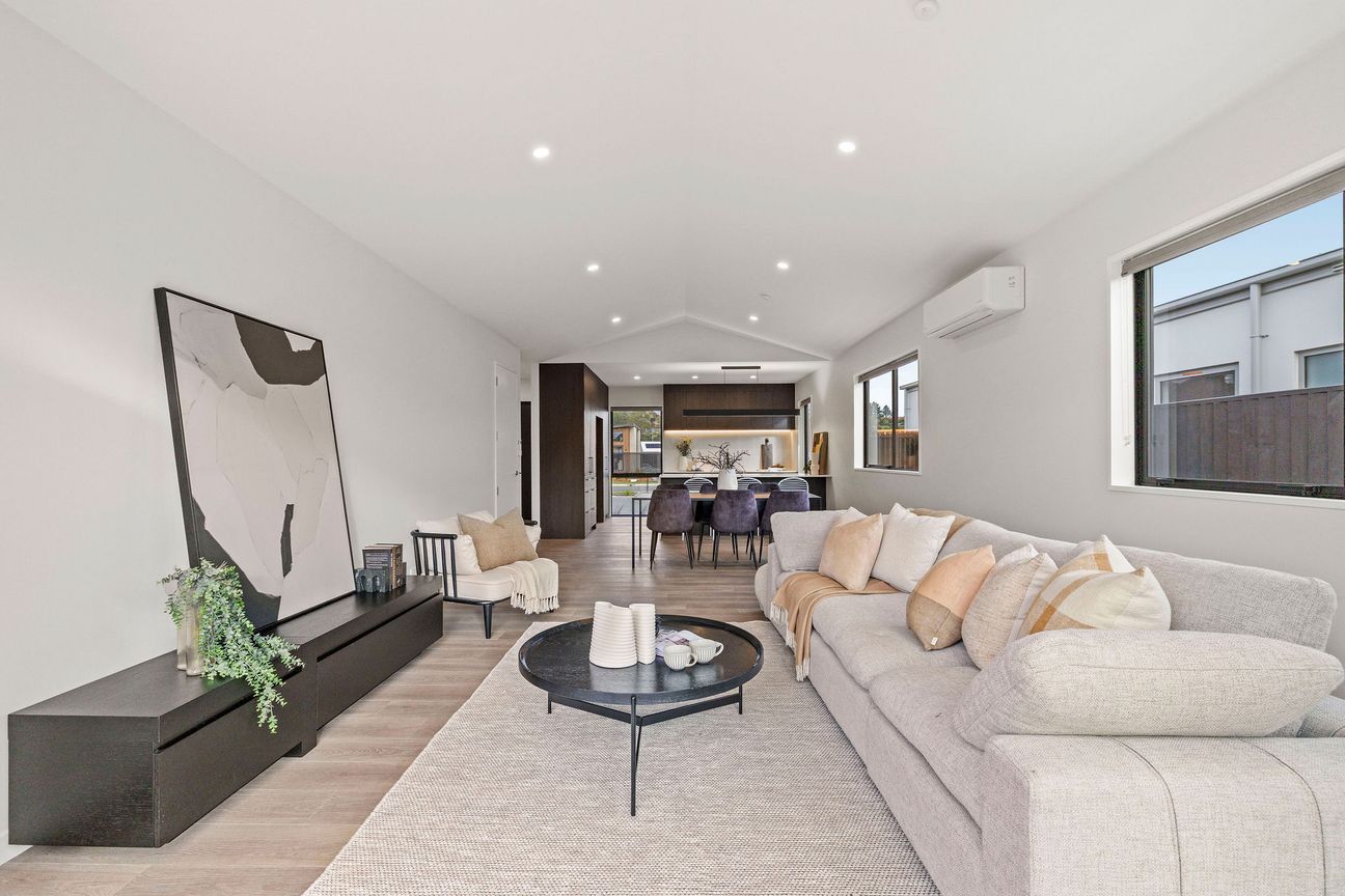 Triple Car Garage! Exceptional Living! - Ansicht 2