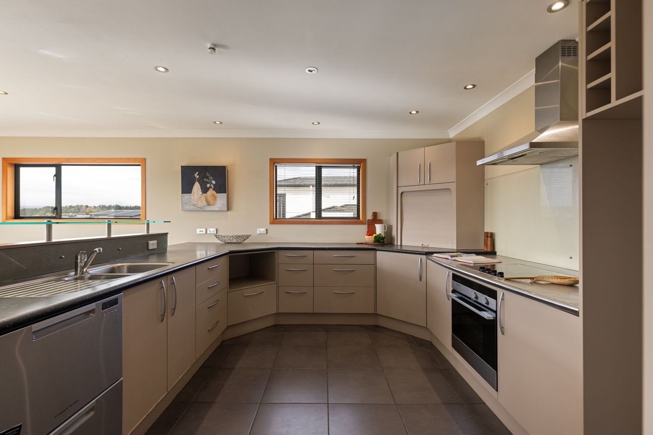 Family Living with Views You'll Never Tire Of - Aanzicht 4