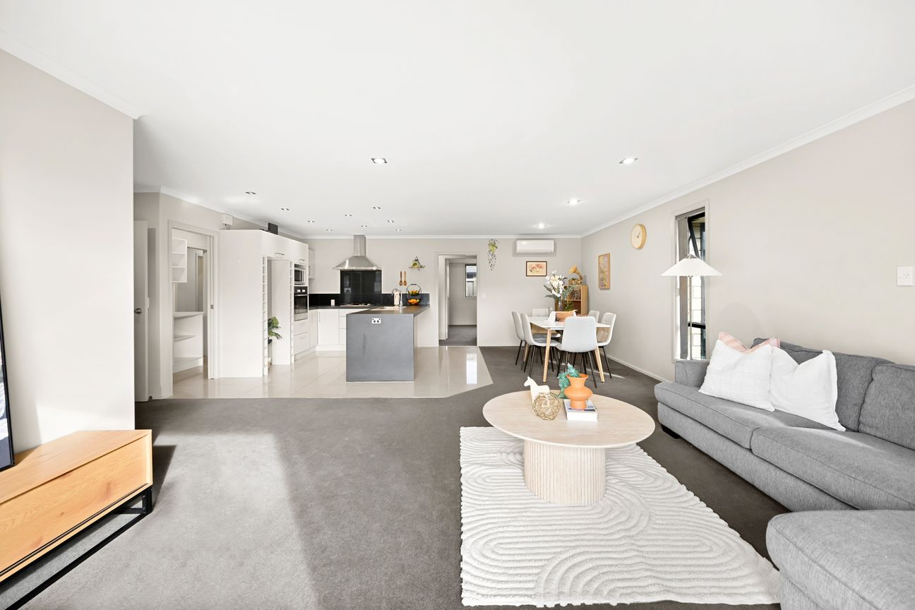 Captivating Sun-Soaked 230 sqm Brick Home - Widok 3