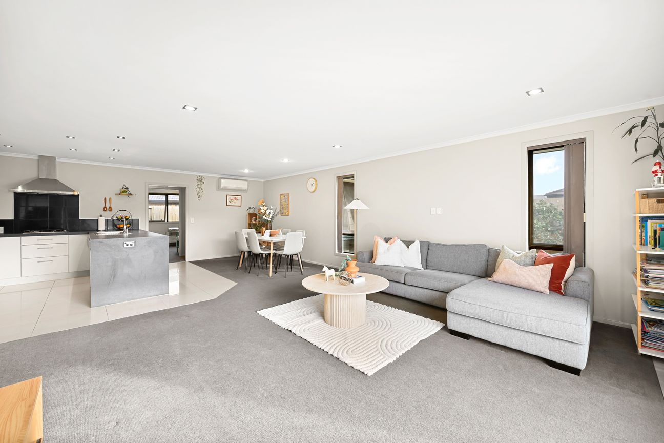 Captivating Sun-Soaked 230 sqm Brick Home - Widok 4