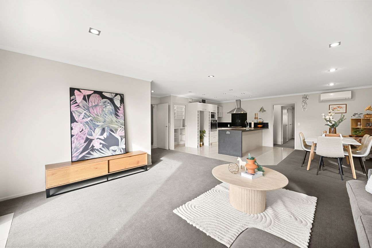 Captivating Sun-Soaked 230 sqm Brick Home - Widok 5