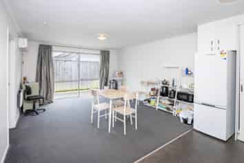 2/3 June Place, Hamilton East
