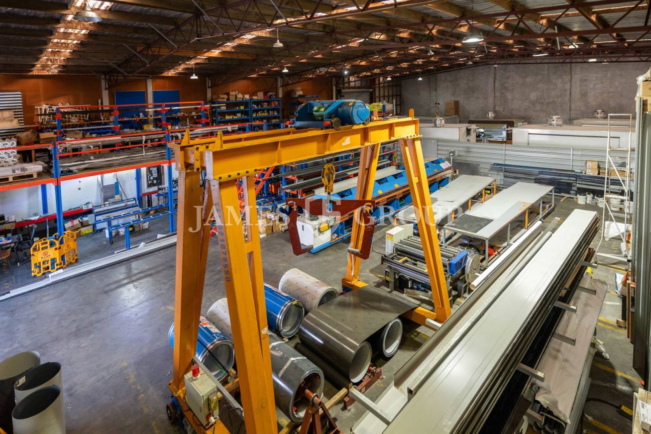 Rare Drive-Through Warehouse with Dual Secure Yard - Więcej