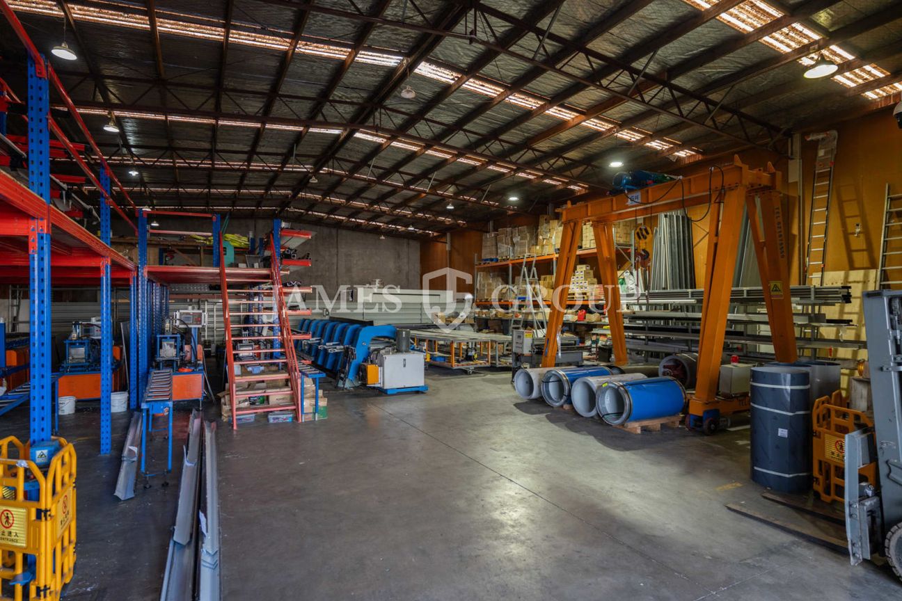 Rare Drive-Through Warehouse with Dual Secure Yard - Widok 5