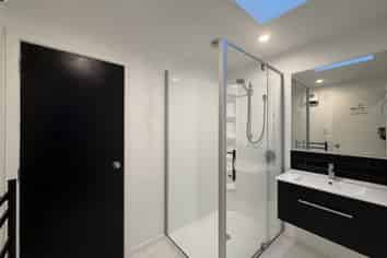 3/909 Clive Street, Akina