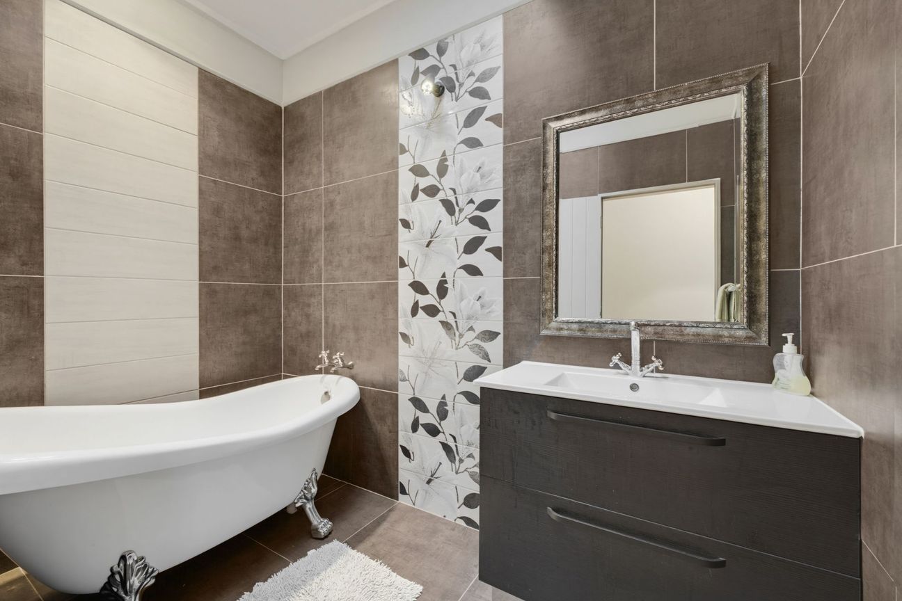 House in Whanganui, Castlecliff - More
