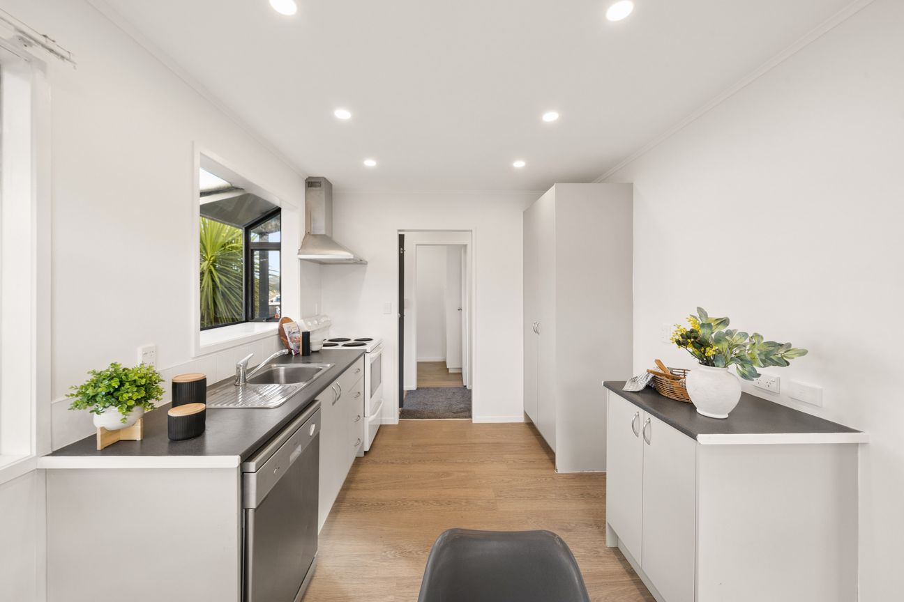 Renovated. Ready. Priced to Sell - Mehr