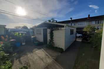 98 Whites Line East, Waiwhetu