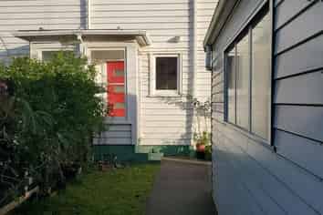 98 Whites Line East, Waiwhetu
