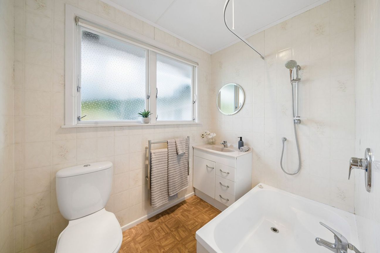 Sunny 2-Bedroom Home in Korokoro - Aanzicht 6