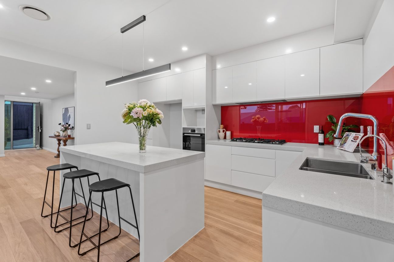 Remuera-fringe, vantage position | As new ! - Więcej