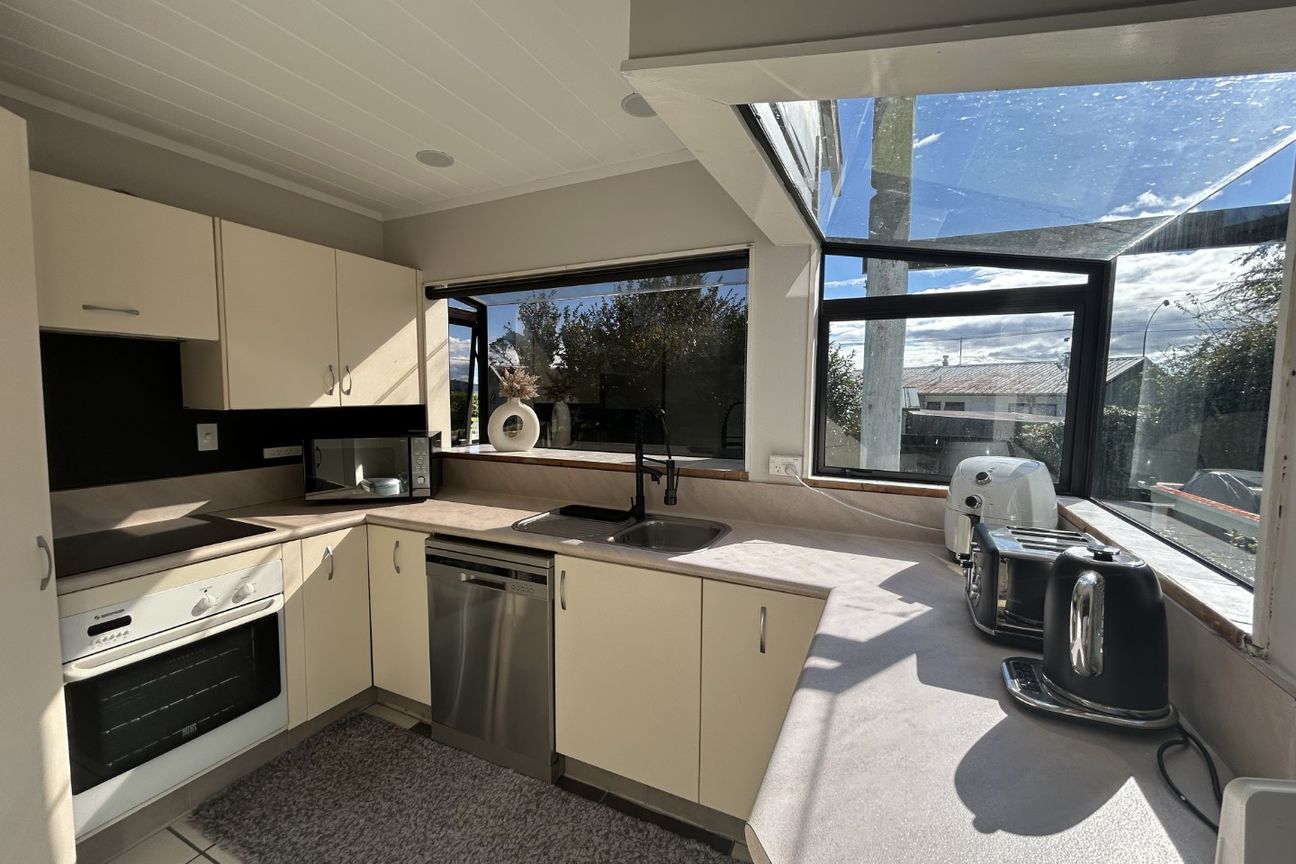 Lakeside Living with River Views, Mezzanine Floor, and Ensuite Master! - Daugiau
