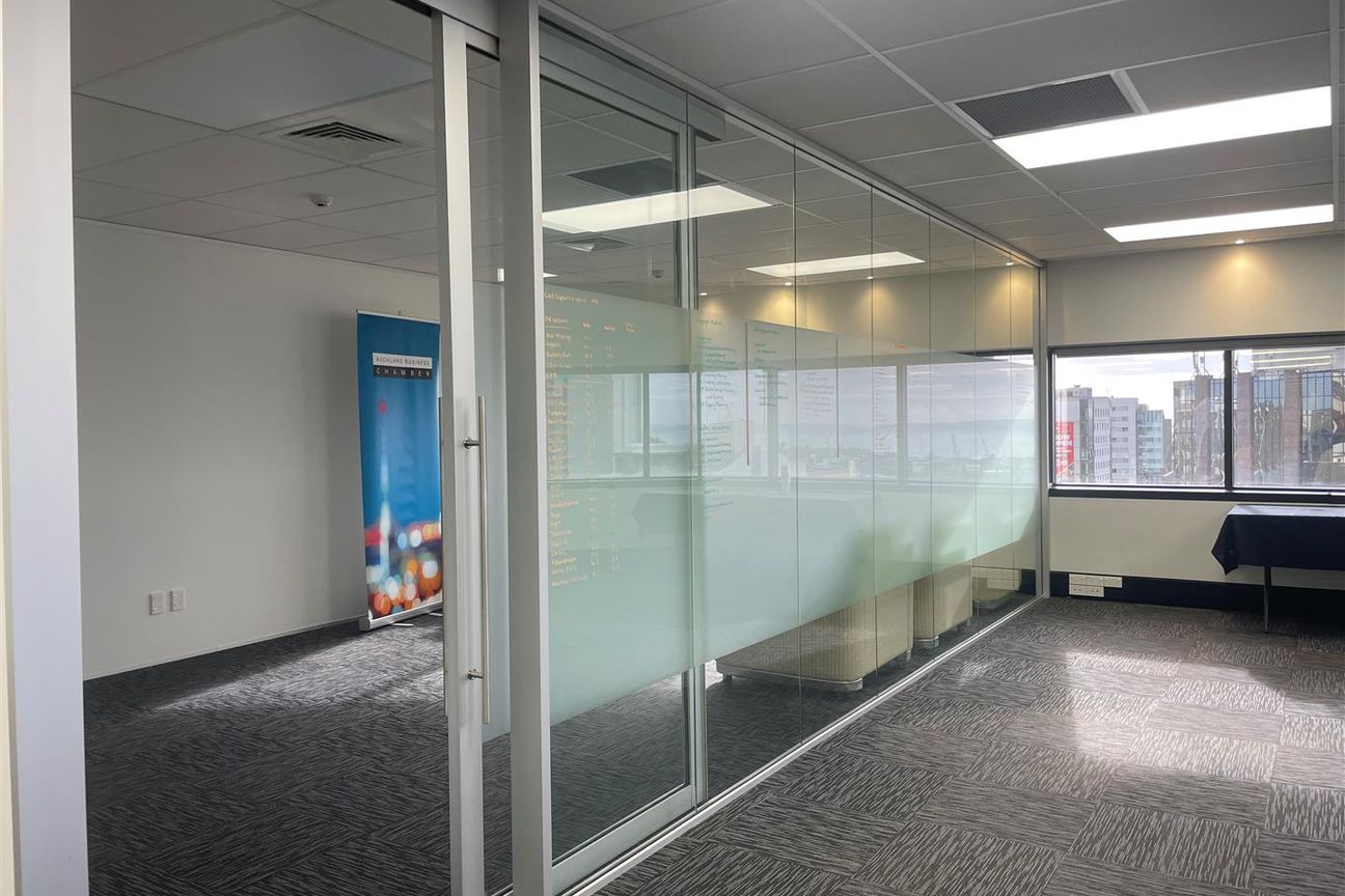 Tidy office with views! – pohled 2