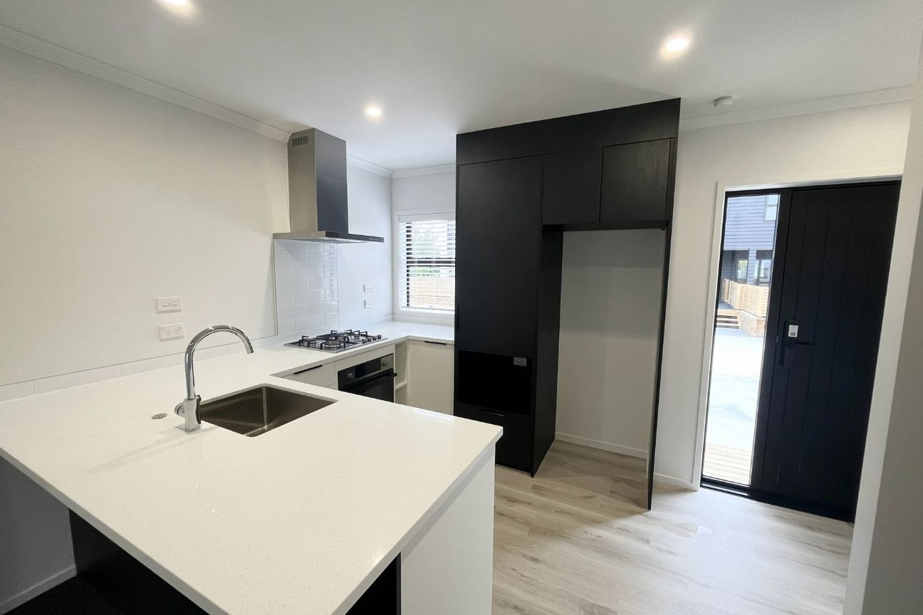 Brand New Home in a Quiet Chartwell Street - Aanzicht 2