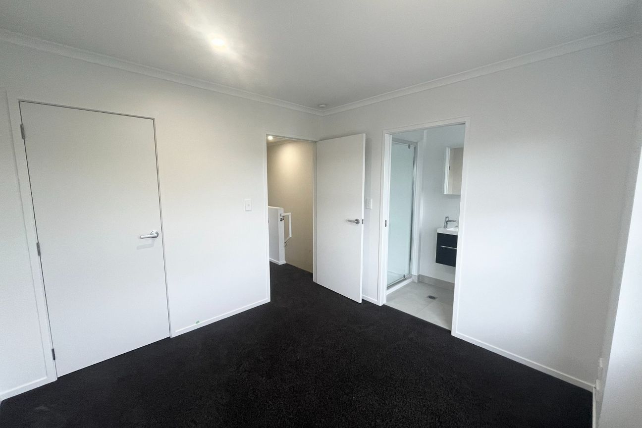 Brand New Home in a Quiet Chartwell Street - Aanzicht 6